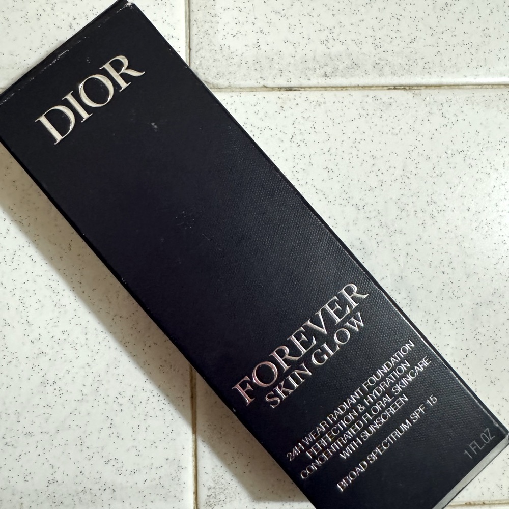 DIOR Make-Up / Forever Skin Glow Foundation Authentic